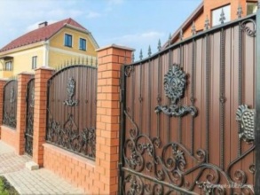 Кирпичный забор с ковкой  150 метров фото в Наро-Фоминске