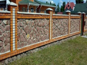 Кирпичный забор с камнем 12 метров фото в Наро-Фоминске