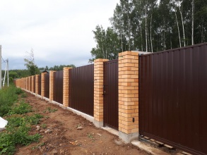 Кирпичный забор на ленточном фундаменте 12 метров фото в Наро-Фоминске