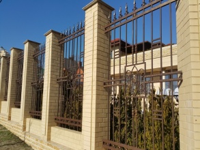 Кирпичный забор с ковкой  10 метров фото в Наро-Фоминске
